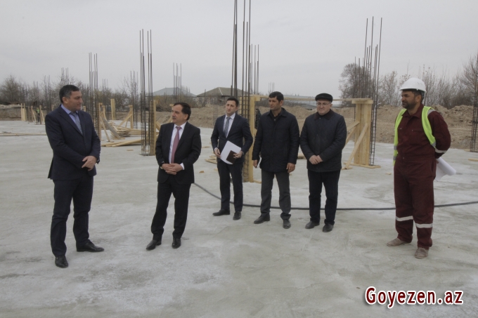İcra başçısı Ş.Nəsibova adına Sarıvəlli kənd tam orta məktəb üçün yeni inşa olunan binada görülən işlərlə maraqlanıb