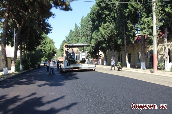Qazaxda su və kanalizasiya sistemi çəkilən daha bir küçədə yeni asfalt örtüyün vurulmasına başlanılıb