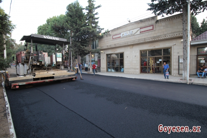 Qazaxda su və kanalizasiya sistemi çəkilən Zeynalabdin Tağıyev küçəsinə  yeni asfalt vurulub
