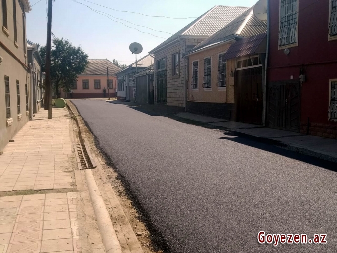 Qazaxda Mehdi Hüseyn küçəsinə yeni asfalt vurulur