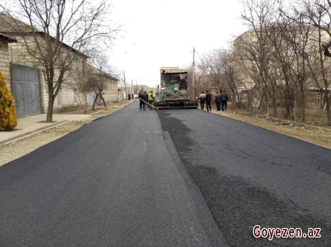 Qazaxda su və kanalizasiya sisteminin çəkilişindən sonra yeni asfalt örtüyü vurulan Azadlıq küçəsindən -