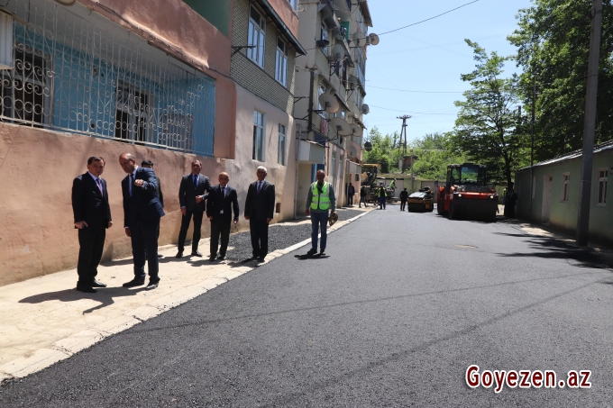 Qazaxda daha bir çoxmənzilli yaşayış binasının həyətinə asfalt örtüyü vurulub