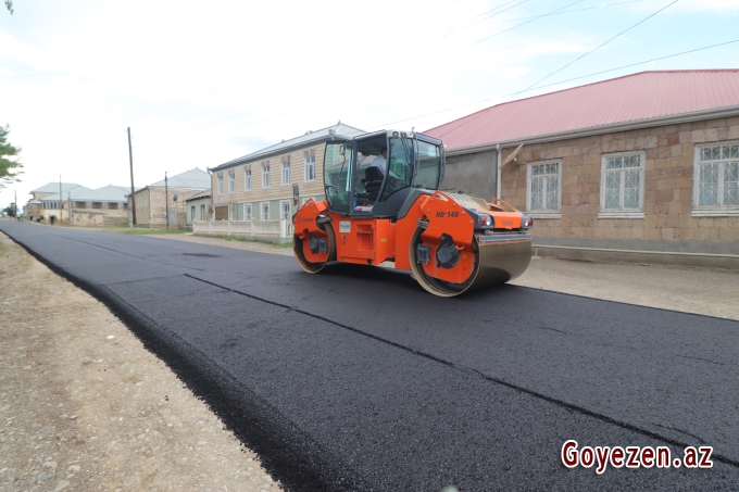 Qazaxda Bakı küçəsinə yeni asfalt örtüyü vurulur -