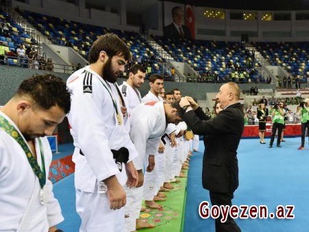 Prezident İlham Əliyev Azərbaycan idmançılarına medalları təqdim edib