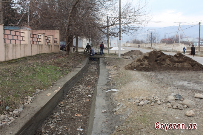 Daş Salahlı kəndində arxlar beton üzlüyə alınır