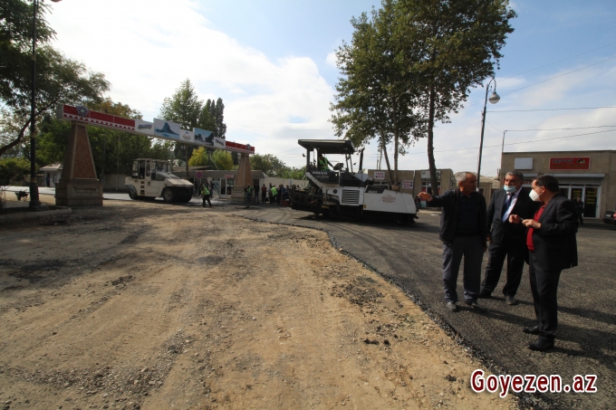 Qazaxda Heydər Əliyev prospektində su və kanalizasiya sisteminin çəkilişi yekunlaşan hissələrdə yeni asfaltın vurulmasına başlanılıb