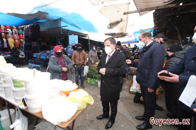 İcra başçısı Mərkəzi bazarda sakinlərin qayğıları ilə maraqlanıb