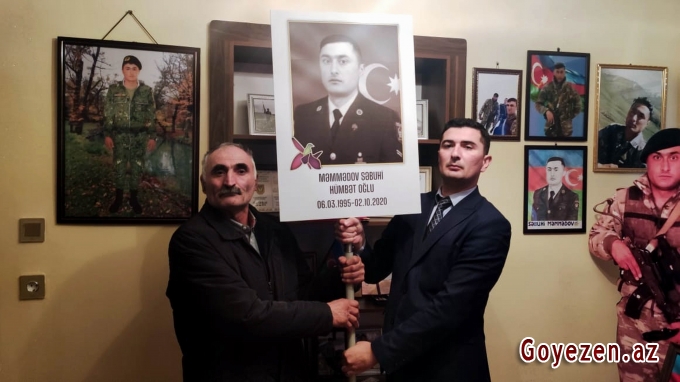 Anım Günü ilə bağlı Vətən müharibəsi şəhidlərinin xatirəsinə həsr olunan yürüşdə nümayiş etdirilən plakatlar ailələrinə təqdim olunub