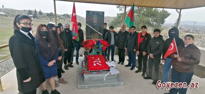 Gənclər bu dəfə Xanlıqlar kəndinin qəhrəman oğlu leytenant Qismət Həməşəyevin məzarını ziyarət ediblər