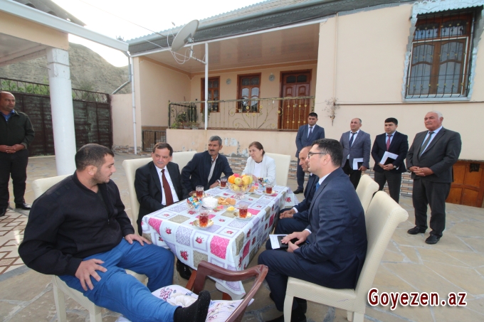 İcra başçısı Qarabağda antiterror tədbirləri zamanı yaralanmış gizir İftixar Abdullayevi evində ziyarət edib
