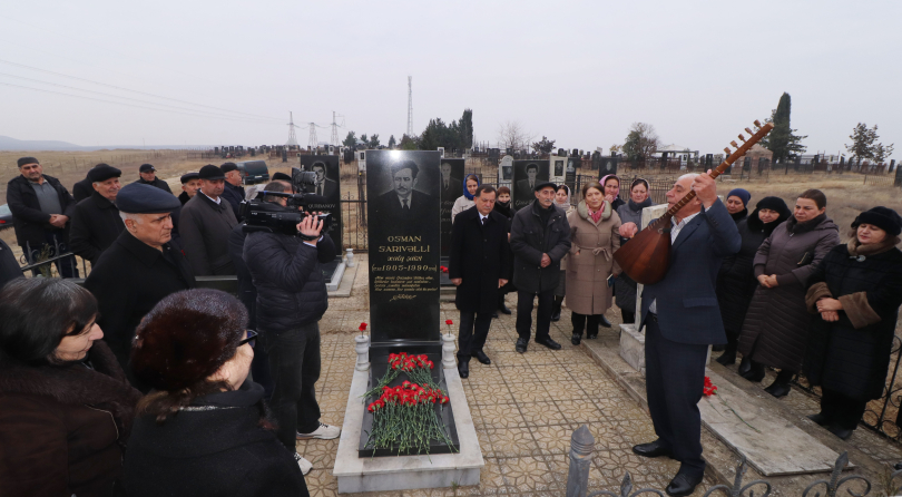 Qazaxda Xalq şairi Osman Sarıvəlli doğum günündə məzarı başında yad edilib