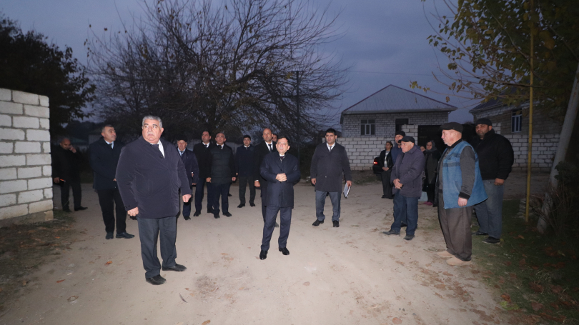 Qazaxda icra başçısı Fərrux Ağa Qayıbov küçəsində yaşayan sakinlərin etdikləri müraciətin həlli istiqamətində görülmüş işlərlə yerində tanış olub Qazaxda icra başçısı Fərrux Ağa Qayıbov küçəsində yaşayan sakinlərin etdikləri müraciətin həlli istiqamətində görülmüş işlərlə yerində tanış olub